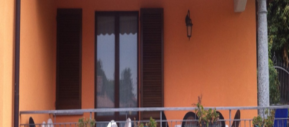 Terrazza per le colazioni estive e zona fumatori attrezzata